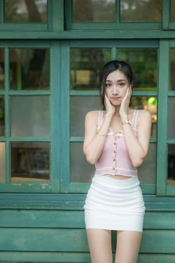 美女露出乳胸扒开尿口直播